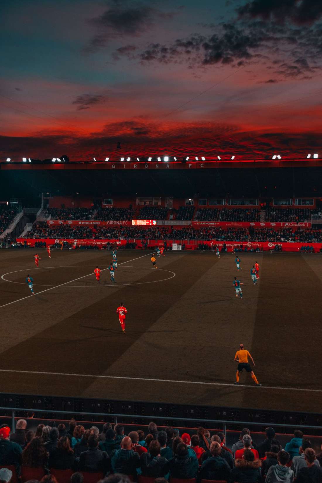 Stadion sepak bola dipadati penonton